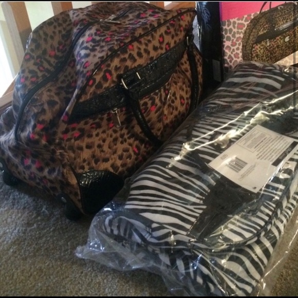 Zebra 20” Oversized Wheeled Duffle Bag Travel Bag - Picture 2 of 3